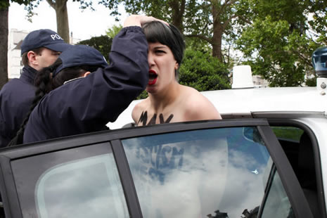 FEMEN bu kez silahlı eylem yaptı galerisi resim 1