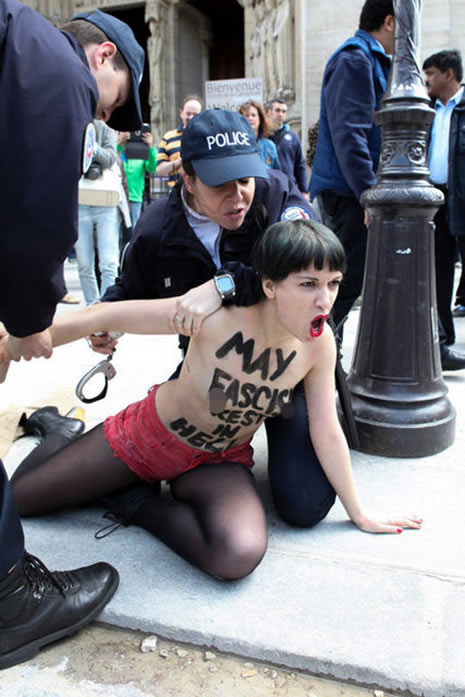 FEMEN bu kez silahlı eylem yaptı galerisi resim 10