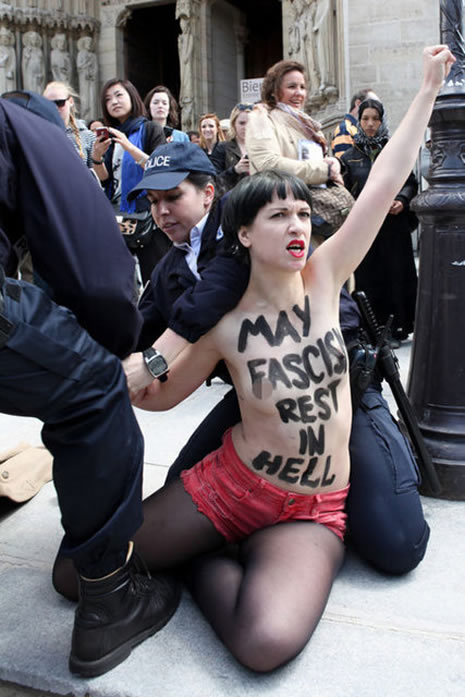 FEMEN bu kez silahlı eylem yaptı galerisi resim 2