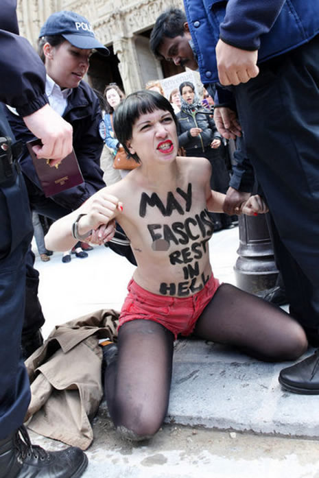 FEMEN bu kez silahlı eylem yaptı galerisi resim 3