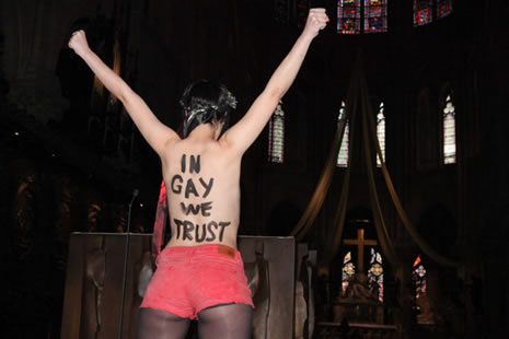 FEMEN bu kez silahlı eylem yaptı galerisi resim 5