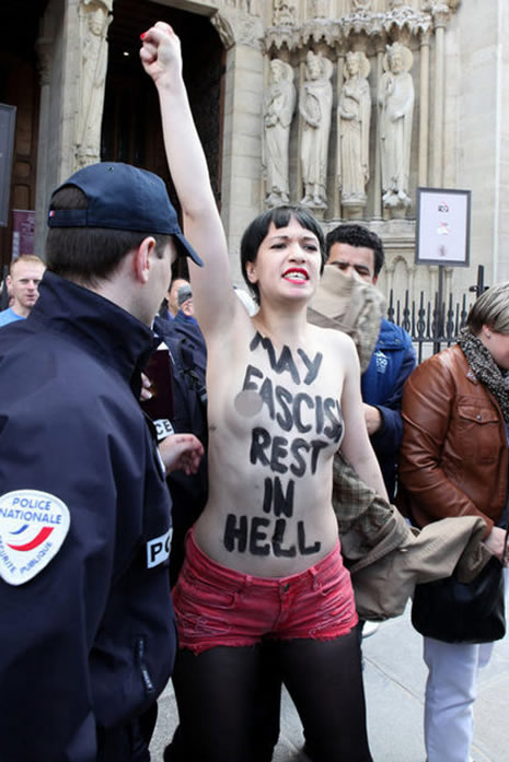 FEMEN bu kez silahlı eylem yaptı galerisi resim 7