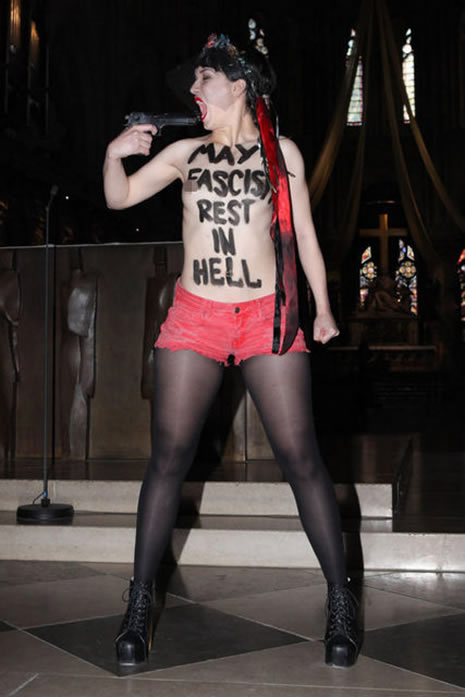 FEMEN bu kez silahlı eylem yaptı galerisi resim 8