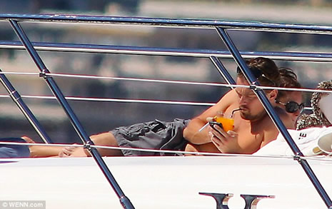 Haremiyle yatta görüntülendi  galerisi resim 12