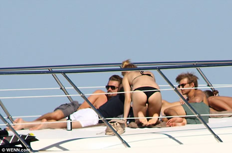 Haremiyle yatta görüntülendi  galerisi resim 4