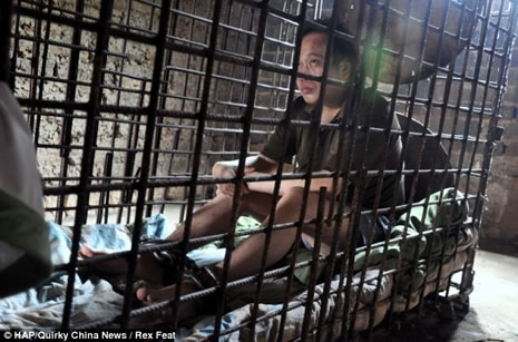 11 yıldır kafeste yaşıyor  galerisi resim 3