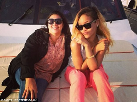 Rihanna İstanbul'da bunu yaptı  galerisi resim 3