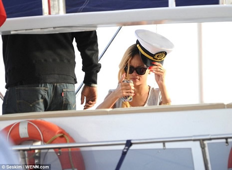 Rihanna İstanbul'da bunu yaptı  galerisi resim 8