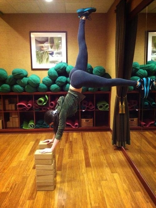 Fitness yapan model Jen Selter, Instagram hesabında çeşitli yerlerde Yog galerisi resim 13