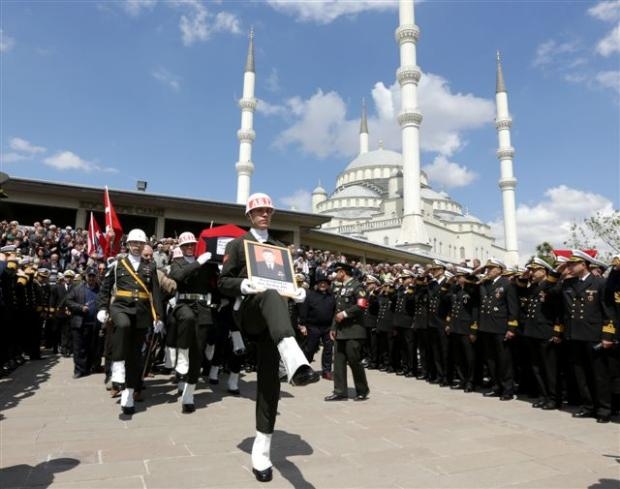 Albay Özenalp'in cenazesinde gözyaşı sel oldu galerisi resim 10