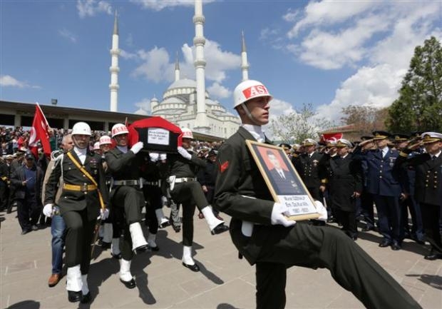 Albay Özenalp'in cenazesinde gözyaşı sel oldu galerisi resim 11