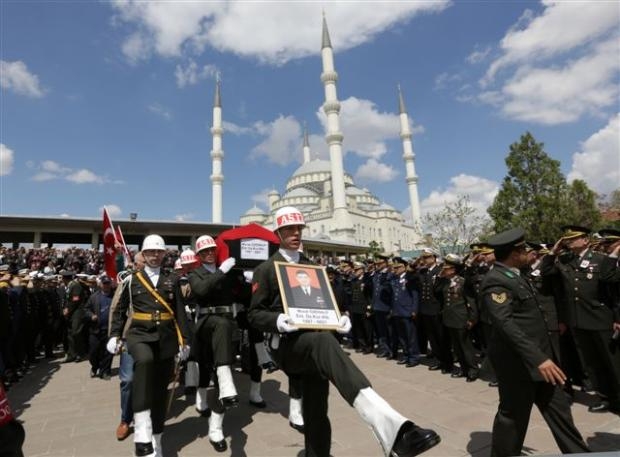 Albay Özenalp'in cenazesinde gözyaşı sel oldu galerisi resim 12