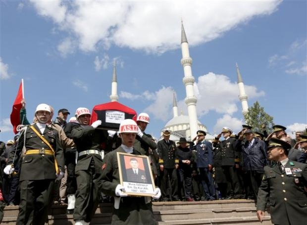 Albay Özenalp'in cenazesinde gözyaşı sel oldu galerisi resim 13