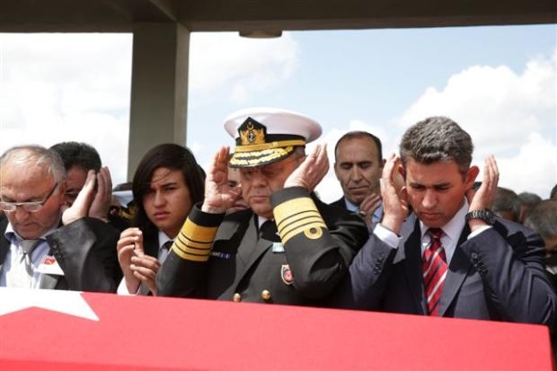 Albay Özenalp'in cenazesinde gözyaşı sel oldu galerisi resim 18