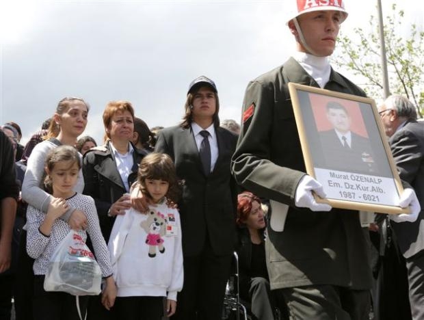 Albay Özenalp'in cenazesinde gözyaşı sel oldu galerisi resim 2