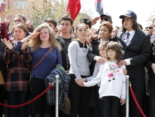 Albay Özenalp'in cenazesinde gözyaşı sel oldu galerisi resim 4