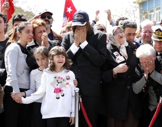 Albay Özenalp'in cenazesinde gözyaşı sel oldu galerisi resim 5