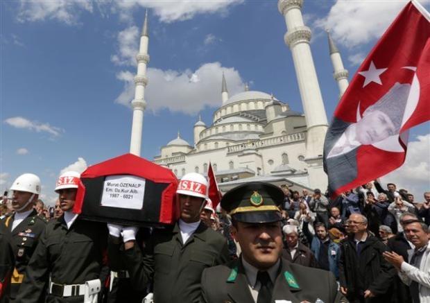 Albay Özenalp'in cenazesinde gözyaşı sel oldu galerisi resim 8