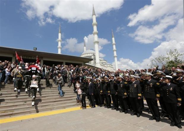 Albay Özenalp'in cenazesinde gözyaşı sel oldu galerisi resim 9
