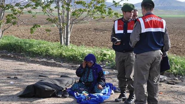 Kocasının cesedinin başından ayrılmadı galerisi resim 1