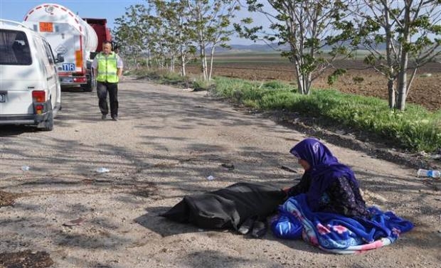 Kocasının cesedinin başından ayrılmadı galerisi resim 4