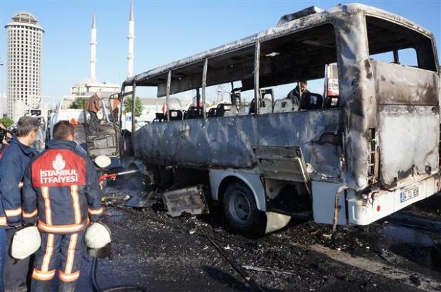 TEM'de yanan minibüs trafiği felç etti galerisi resim 1