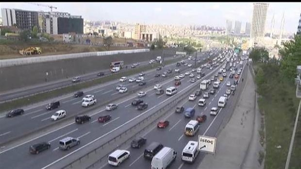 TEM'de yanan minibüs trafiği felç etti galerisi resim 12