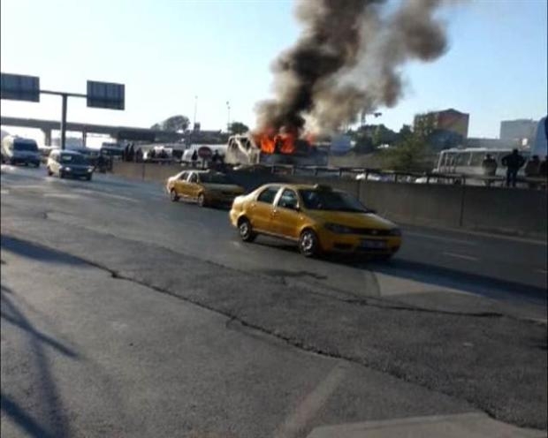 TEM'de yanan minibüs trafiği felç etti galerisi resim 13