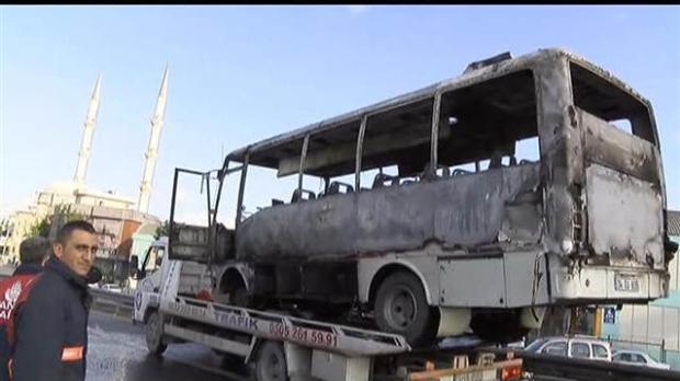 TEM'de yanan minibüs trafiği felç etti galerisi resim 14