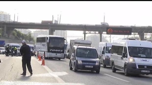 TEM'de yanan minibüs trafiği felç etti galerisi resim 15