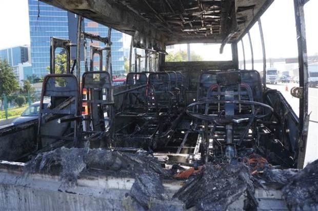 TEM'de yanan minibüs trafiği felç etti galerisi resim 2