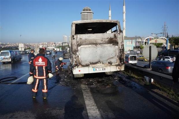 TEM'de yanan minibüs trafiği felç etti galerisi resim 3