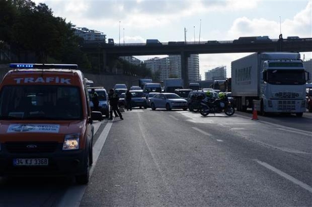 TEM'de yanan minibüs trafiği felç etti galerisi resim 4