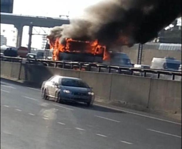 TEM'de yanan minibüs trafiği felç etti galerisi resim 6