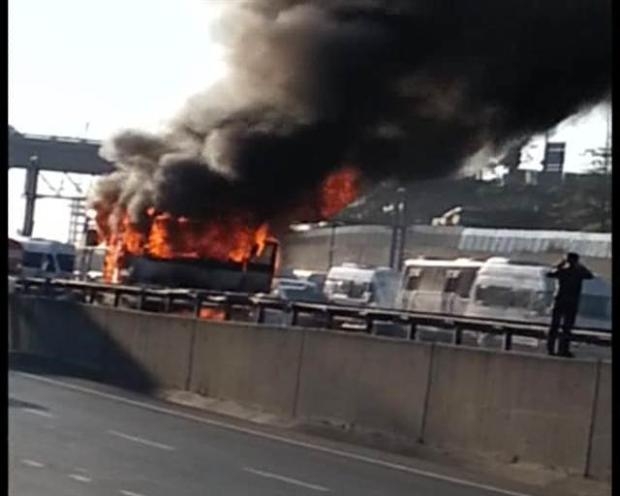 TEM'de yanan minibüs trafiği felç etti galerisi resim 7