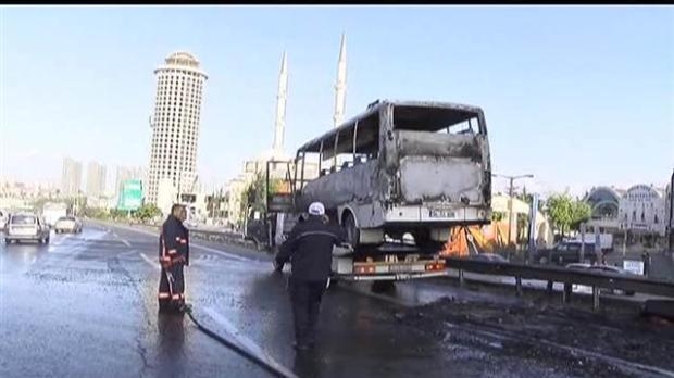 TEM'de yanan minibüs trafiği felç etti galerisi resim 8