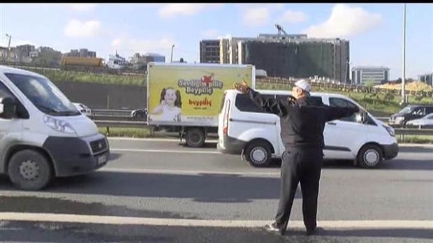 TEM'de yanan minibüs trafiği felç etti galerisi resim 9