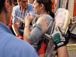 Dut toplarken koluna demir saplandı