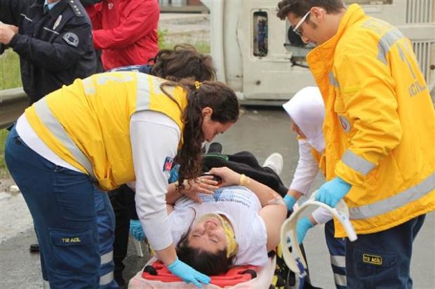 Servis minibüsü kaygan yolda yan yattı 10 yaralı galerisi resim 1