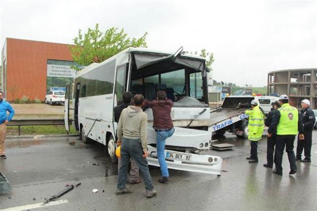 Servis minibüsü kaygan yolda yan yattı 10 yaralı galerisi resim 10