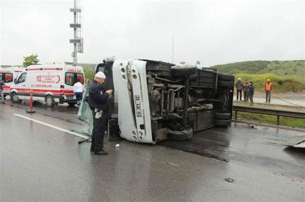 Servis minibüsü kaygan yolda yan yattı 10 yaralı galerisi resim 4