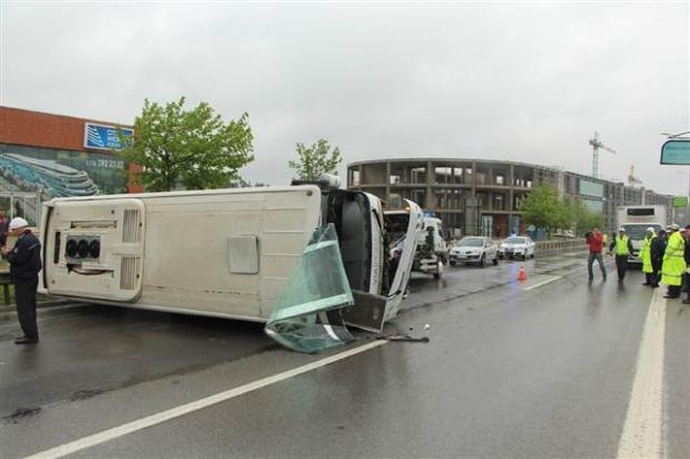 Servis minibüsü kaygan yolda yan yattı 10 yaralı galerisi resim 8