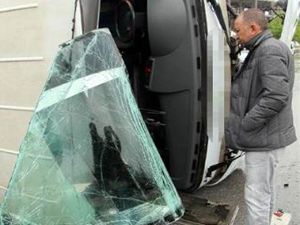 Servis minibüsü kaygan yolda yan yattı 10 yaralı