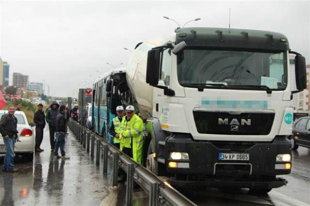Halk otobüsü beton mikserine çarptı galerisi resim 10