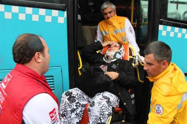 Halk otobüsü beton mikserine çarptı galerisi resim 11