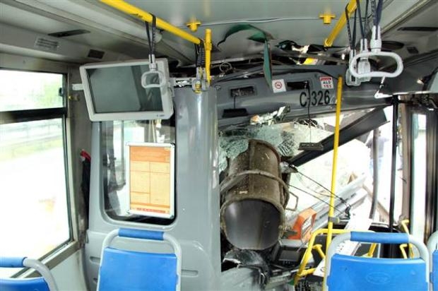 Halk otobüsü beton mikserine çarptı galerisi resim 12