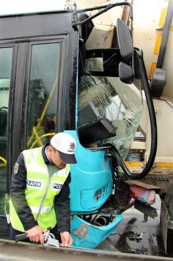 Halk otobüsü beton mikserine çarptı galerisi resim 15