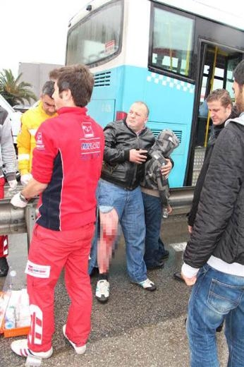 Halk otobüsü beton mikserine çarptı galerisi resim 16