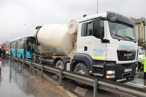 Halk otobüsü beton mikserine çarptı galerisi resim 2