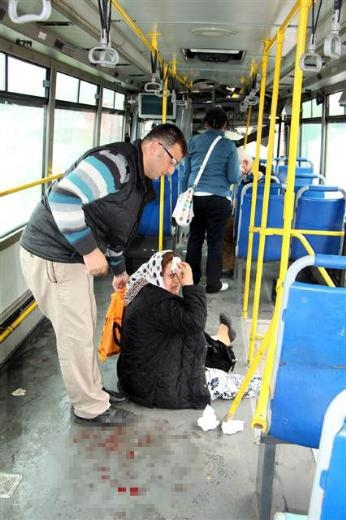 Halk otobüsü beton mikserine çarptı galerisi resim 4